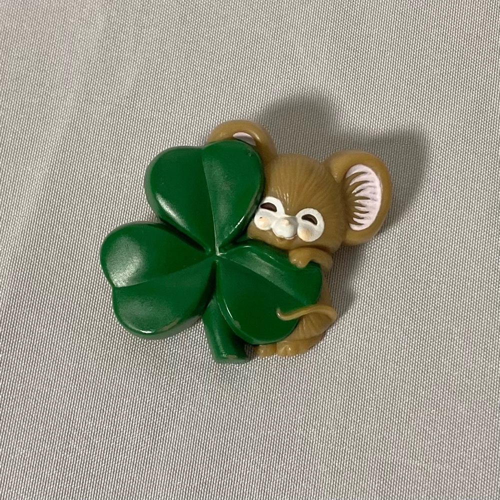 ⭐️ Vintage 1983 Hallmark Saint Patrick’s Day Mouse Shamrock Clover Brooch Pin